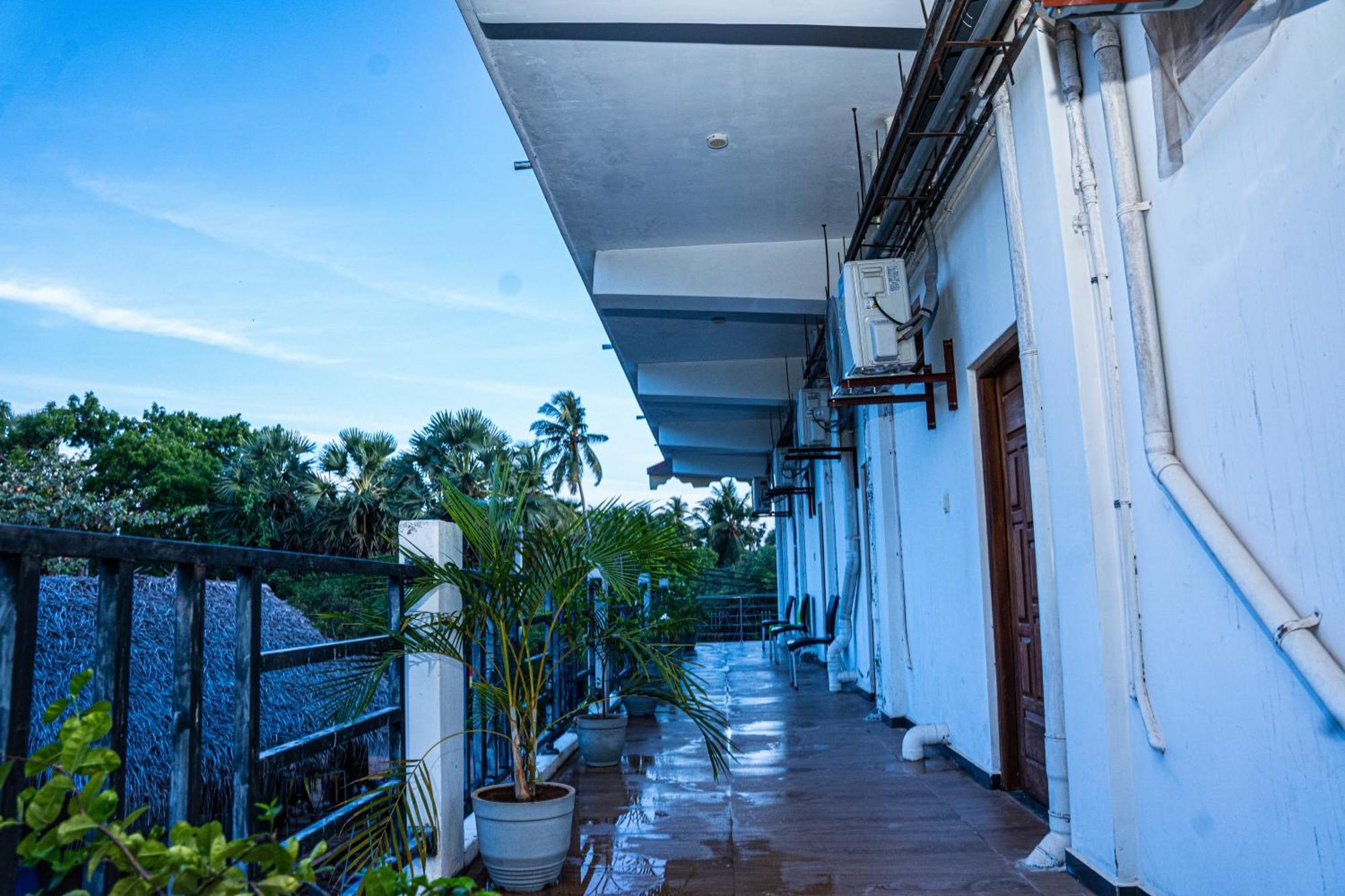 Theevanni Resort Тринкомали Экстерьер фото