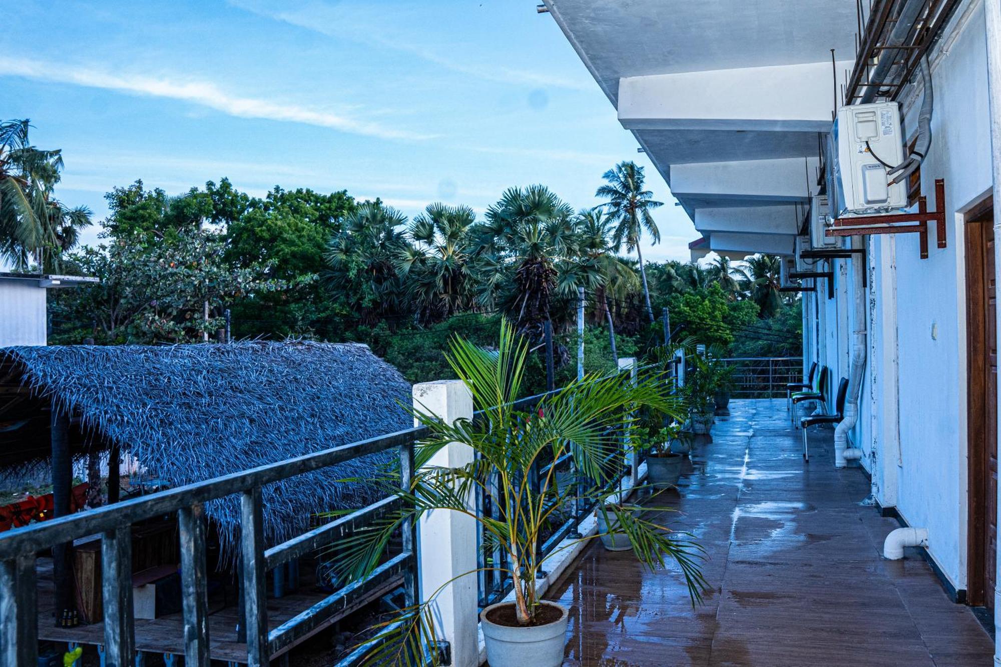 Theevanni Resort Тринкомали Экстерьер фото