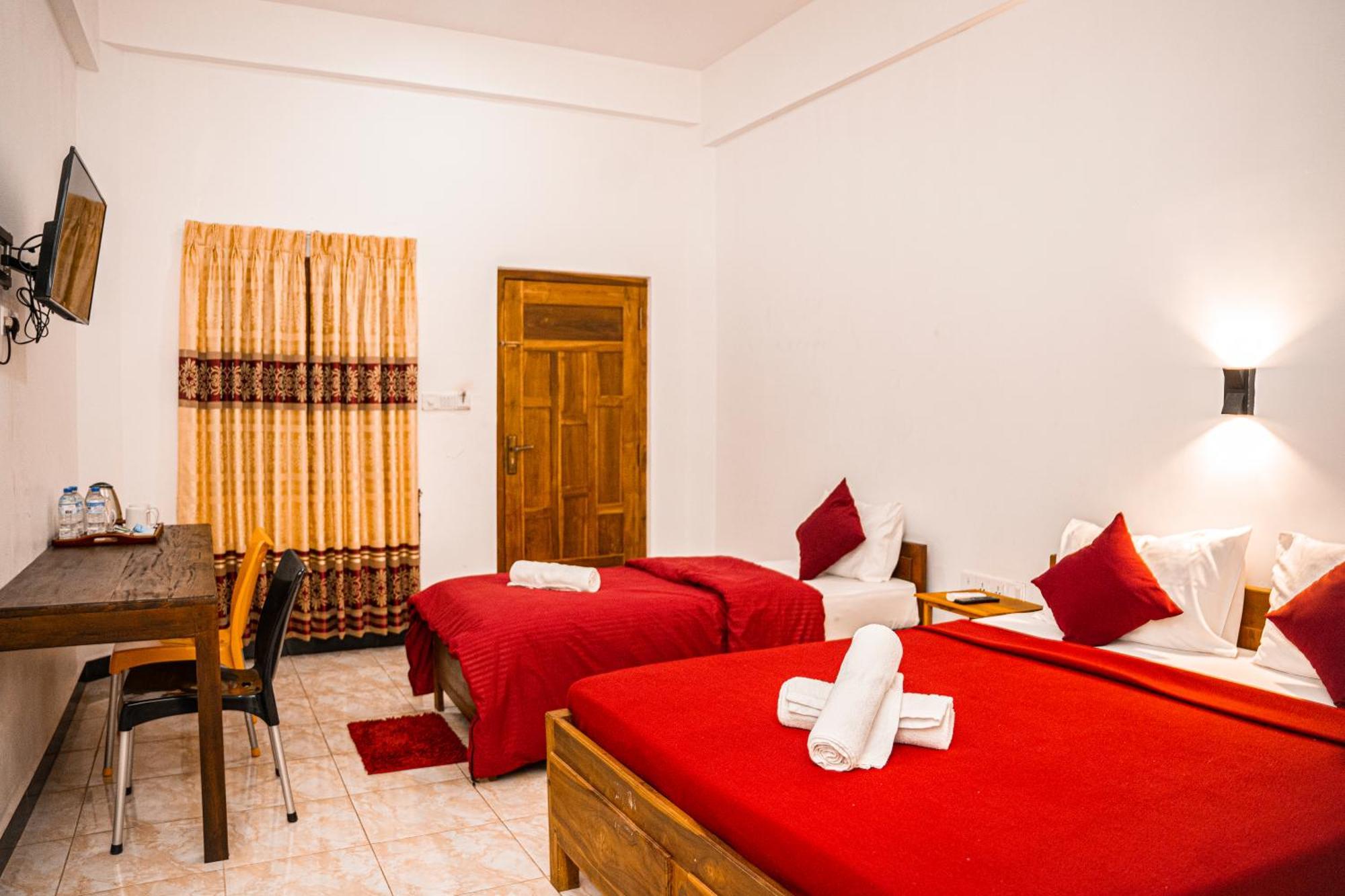 Theevanni Resort Тринкомали Экстерьер фото